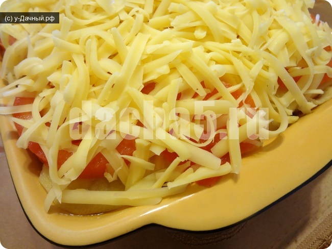 посыпаем лазанью из тыквы сыром
