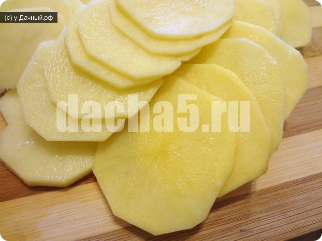 режем картофель тонкими пластинками