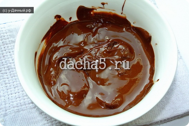 Шоколадные яйца на пасху - растопите шоколад на водяной бане Шоколадные яйца на пасху - растопите шоколад на водяной бане
