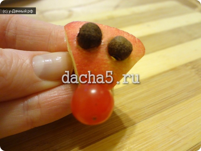 Ёжики из киви делаем глаза Ёжики из киви делаем глаза